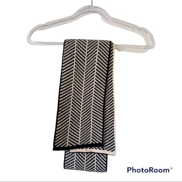 Calvin Klein Black & White Herringbone scarf - Picture 1 of 5